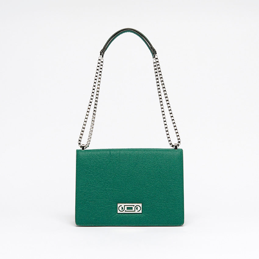The Cristiana Vegan Shoulder Bag by Studio Tondini. Front view of the forest green version with luminous palladium-plated hardware and a structured silhouette in Piñatex®. Ethical design meets timeless elegance.