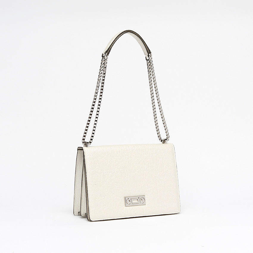 The Cristiana Vegan Shoulder Bag by Studio Tondini. Three-quarter view of the pearled white version, highlighting the radiant chain plated in real palladium and the sculptural structure crafted from Piñatex®.