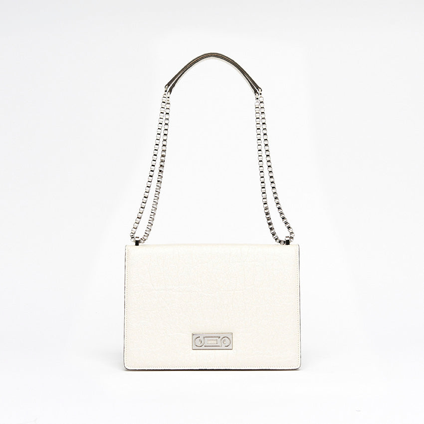 The Cristiana Vegan Shoulder Bag by Studio Tondini. Front view of the pearled white version with luminous palladium-plated hardware and a structured silhouette in Piñatex®. Ethical design meets timeless elegance.
